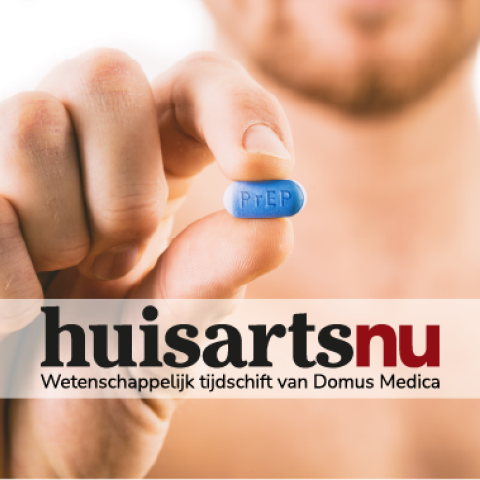 Man met blauwe PrEP-pil in zijn hand